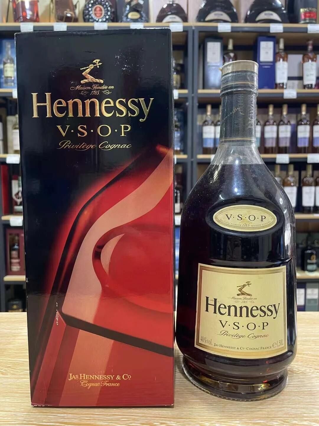 軒尼詩 VSOP 700ml、1.5L 與 3L 大容量瓶及金屬傾倒架比較情境