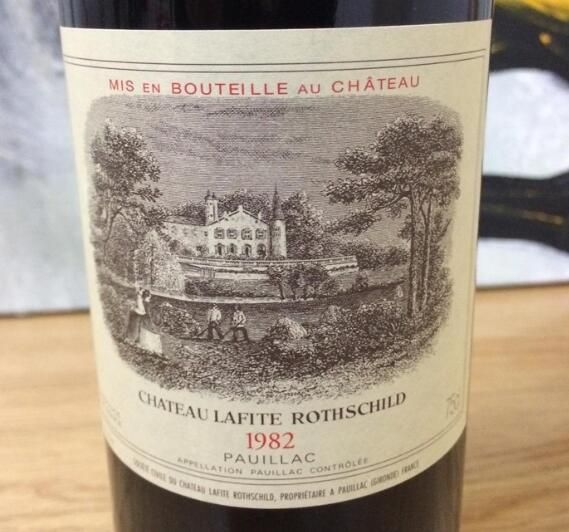 Lafite 防偽標籤與瓶身細節近拍