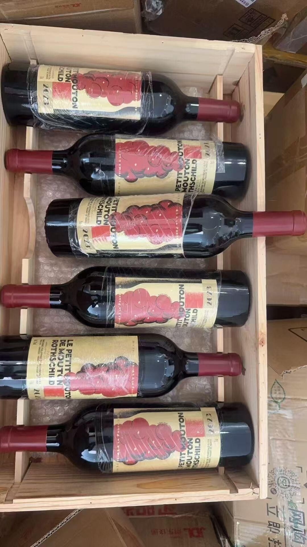 木桐正牌酒標與 Le Petit Mouton 的 Jean Carlu 圖案及完整品名對照
