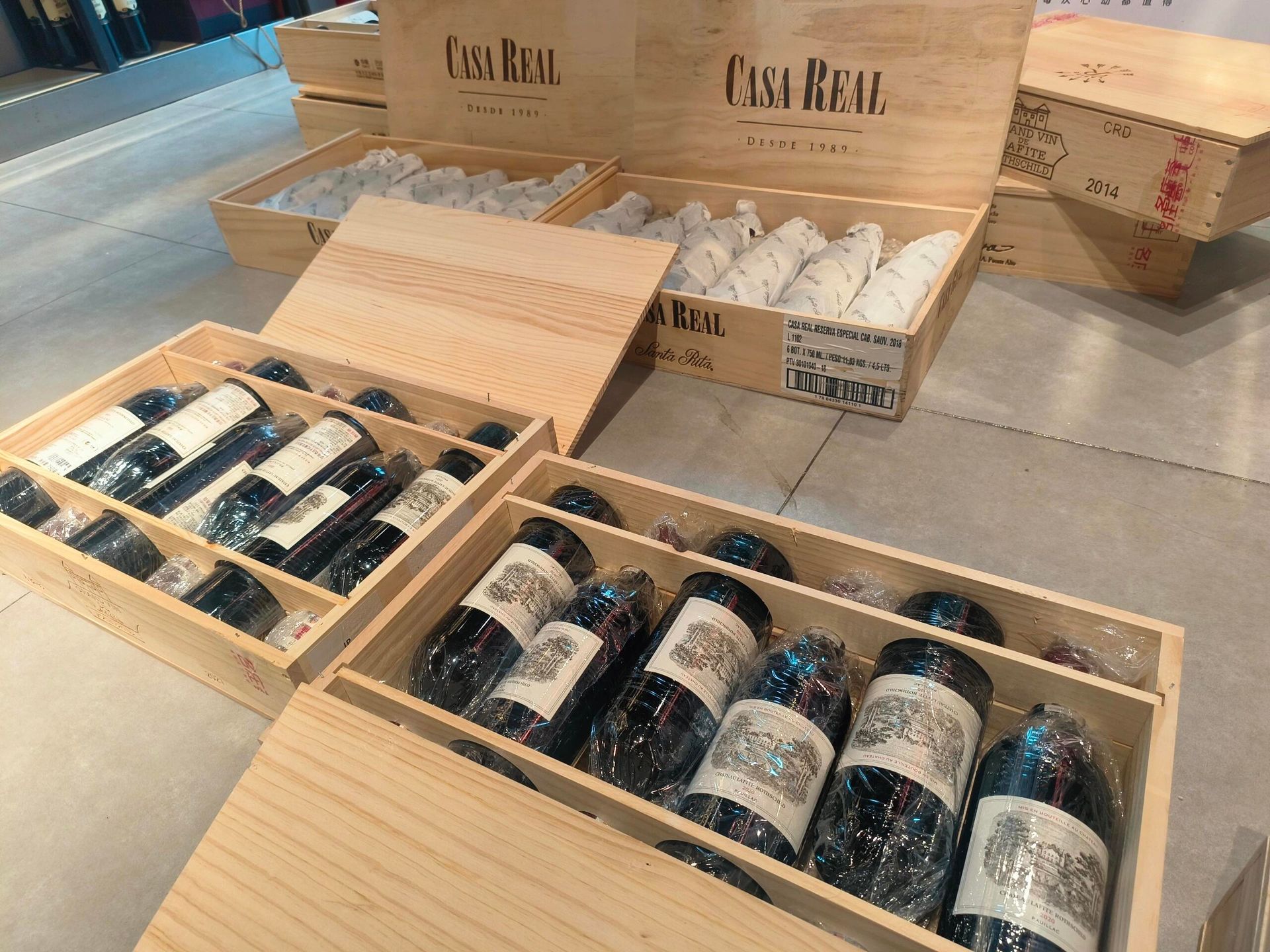 專業檢查 Lafite 原裝木箱與藏酒品相