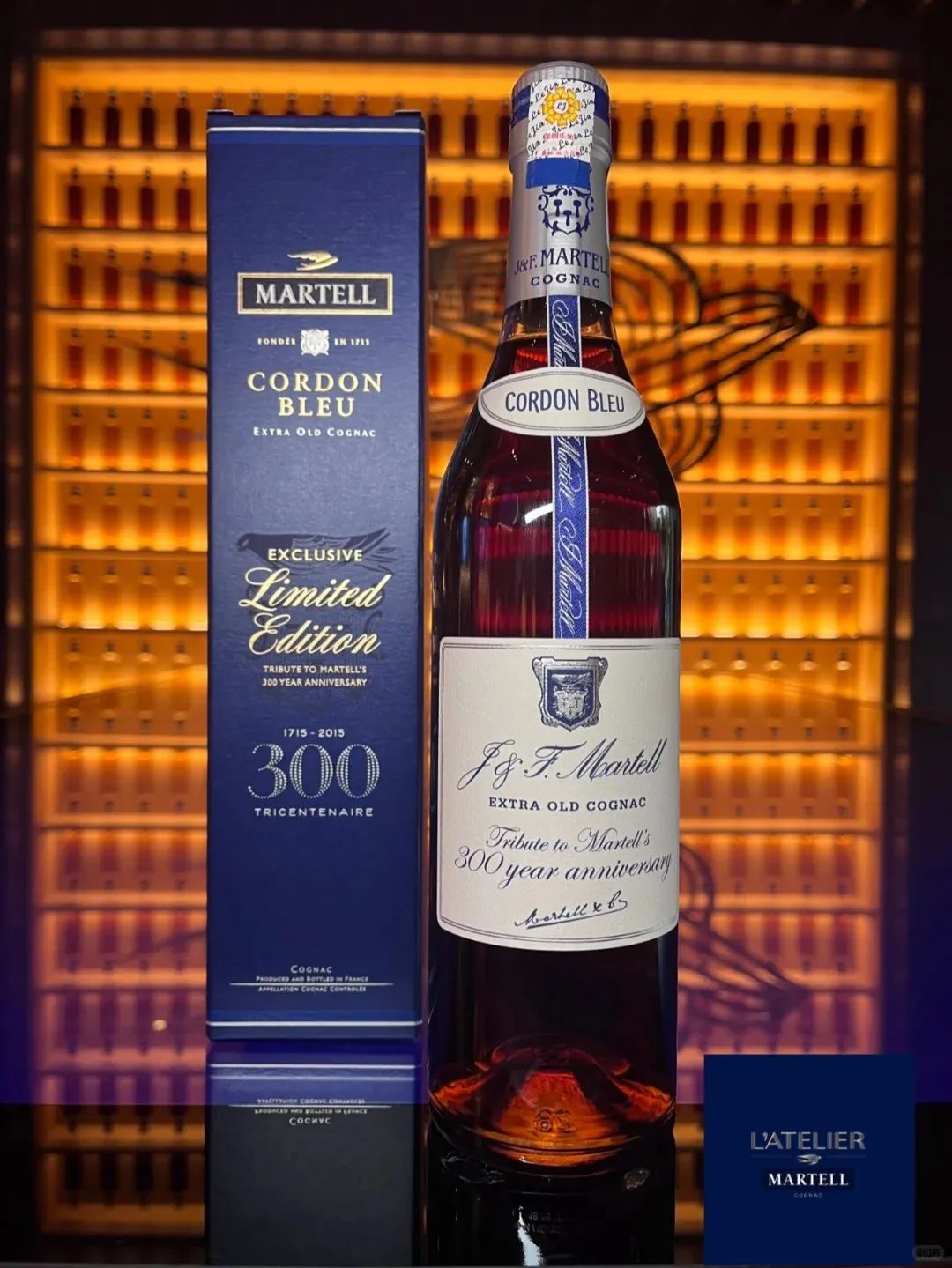 Martell Cordon Bleu 酒瓶與深藍色盒並排，盒上可見 Limited Edition、300 及 1715–2015 字樣