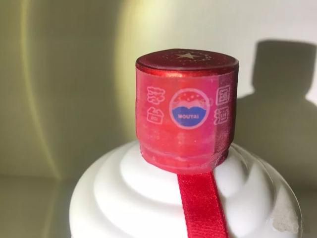 紅色膠帽防偽特徵示意