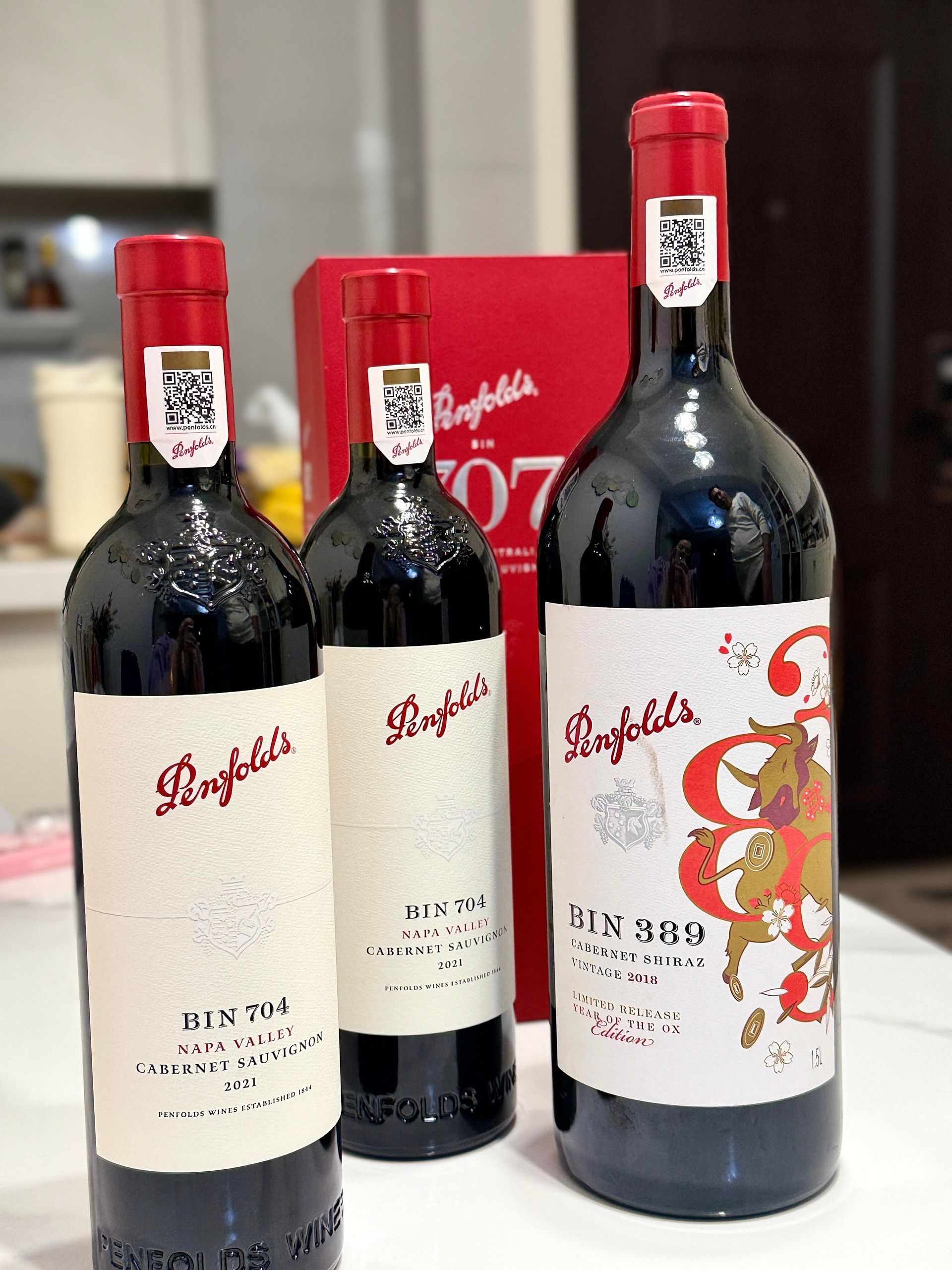 奔富紅酒直立時的瓶頸液位、瓶肩與膠帽頂部細節