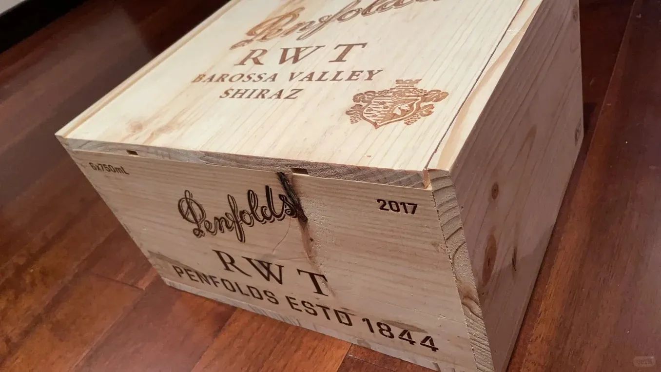 奔富木箱外部印有 RWT、BAROSSA VALLEY SHIRAZ、2017 及 6x750mL
