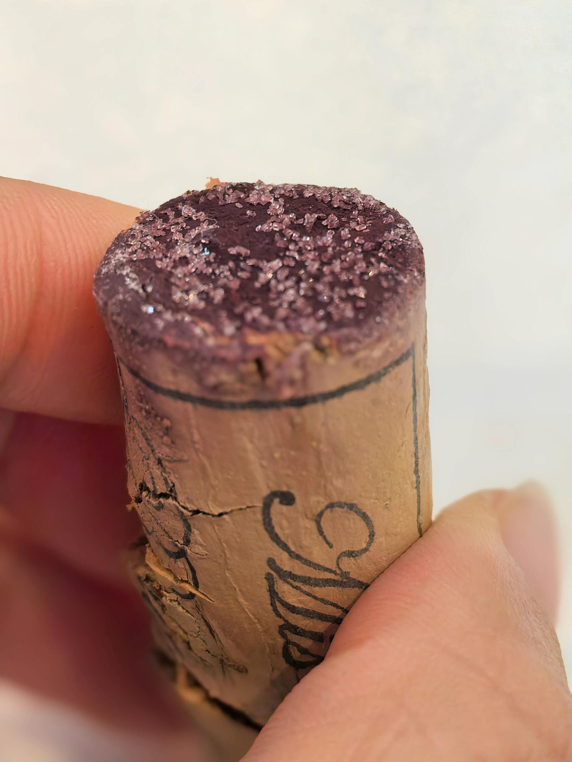 紅酒軟木塞底端的酒石酸結晶與瓶底凹槽細砂沉澱近照