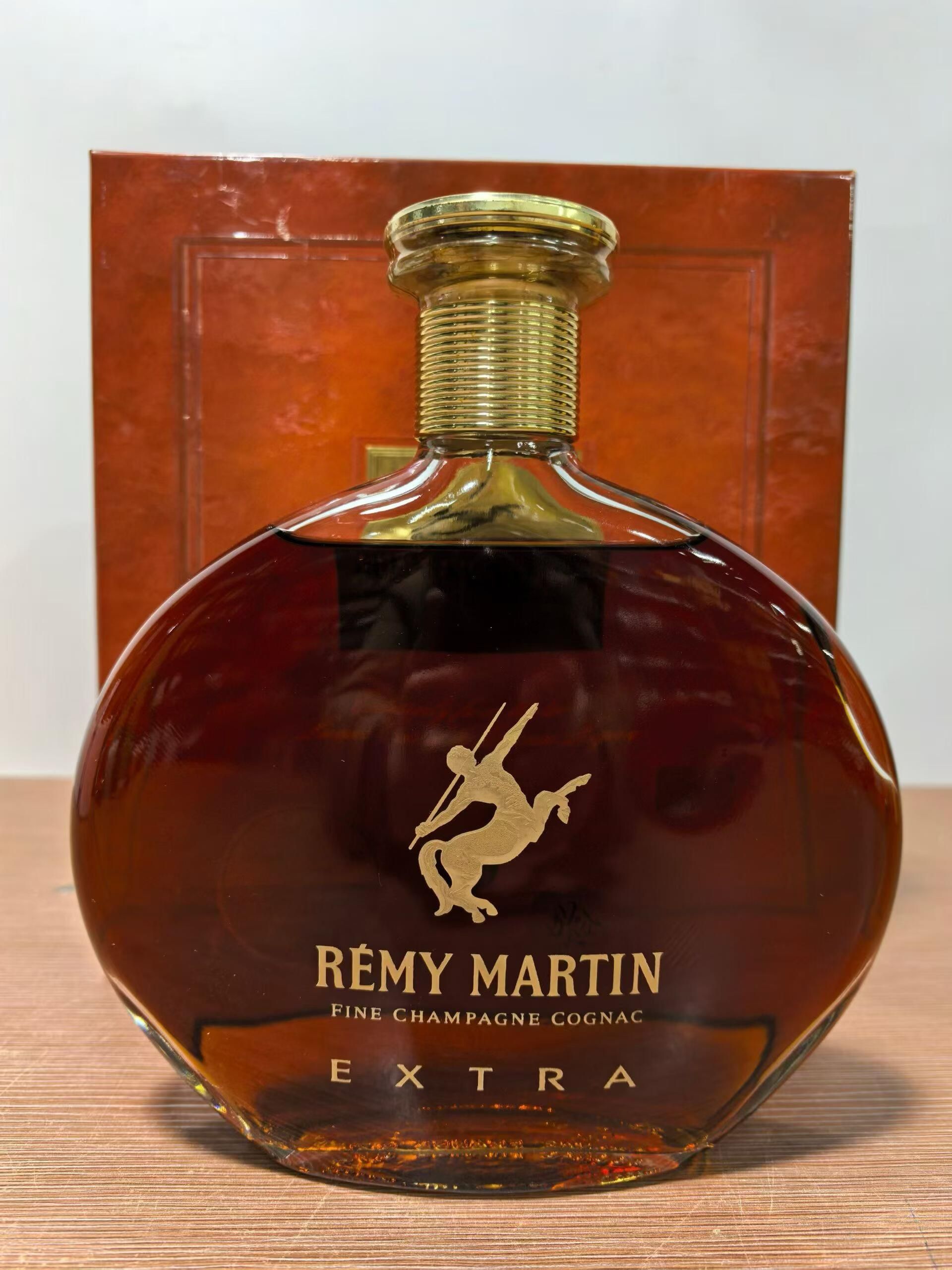 Rémy Martin Extra 與 Louis XIII 酒液與酒瓶工藝對比