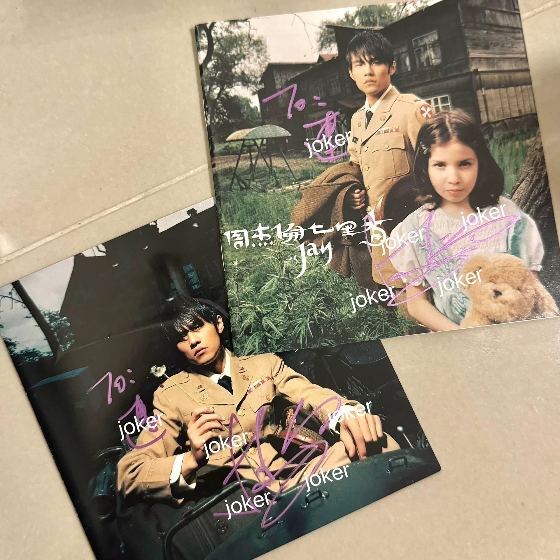 黑膠封套、CD 歌詞本與獨立簽名小卡分開擺放,展示各自的簽名位置
