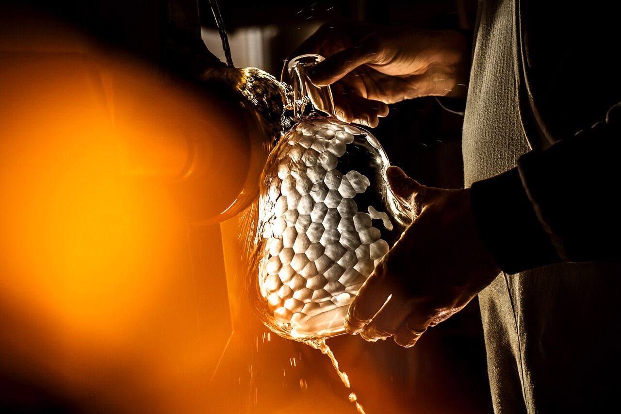 鴻鑫商行專家正在鑑定軒尼詩珍藏