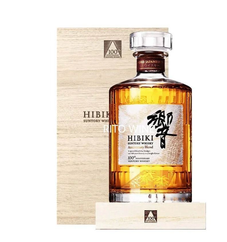深色背景前一只響 100 周年切面玻璃瓶，瓶頸有金色頸標，金色封膜仍在瓶口，旁邊有深色木盒