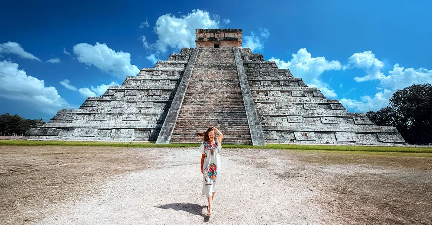 Vista principal de la zona arqueológica de Chichén Itzá, México Pirámide de Kukulkán en Chichén Itzá bajo un cielo despejado - Maravilla del Mundo en Yucatán