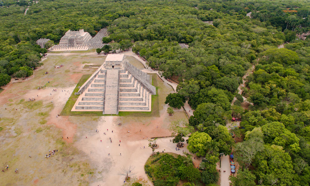 Explorando la zona arqueológica de Chichén Itzá, Yucatán Ruinas arqueológicas de Chichén Itzá - El Castillo de la cultura Maya en México