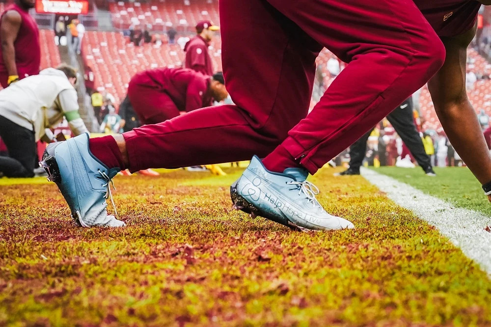 Kj Henry's feet