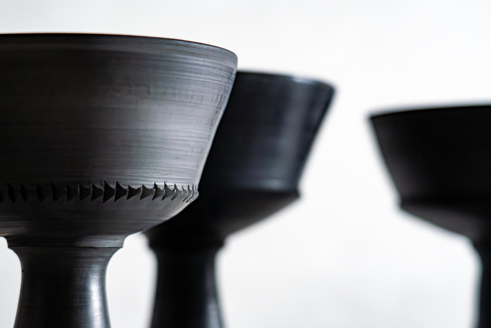 Ceramica in bucchero, fotografata su nero