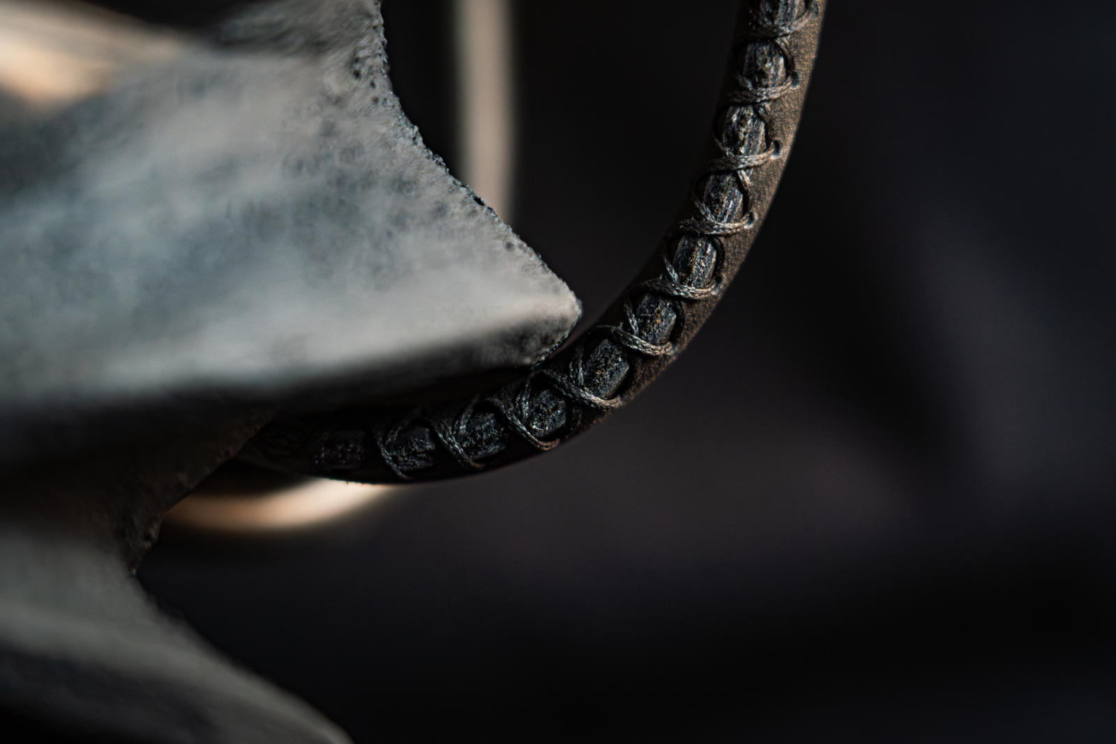 Ceramica in bucchero, fotografata su nero