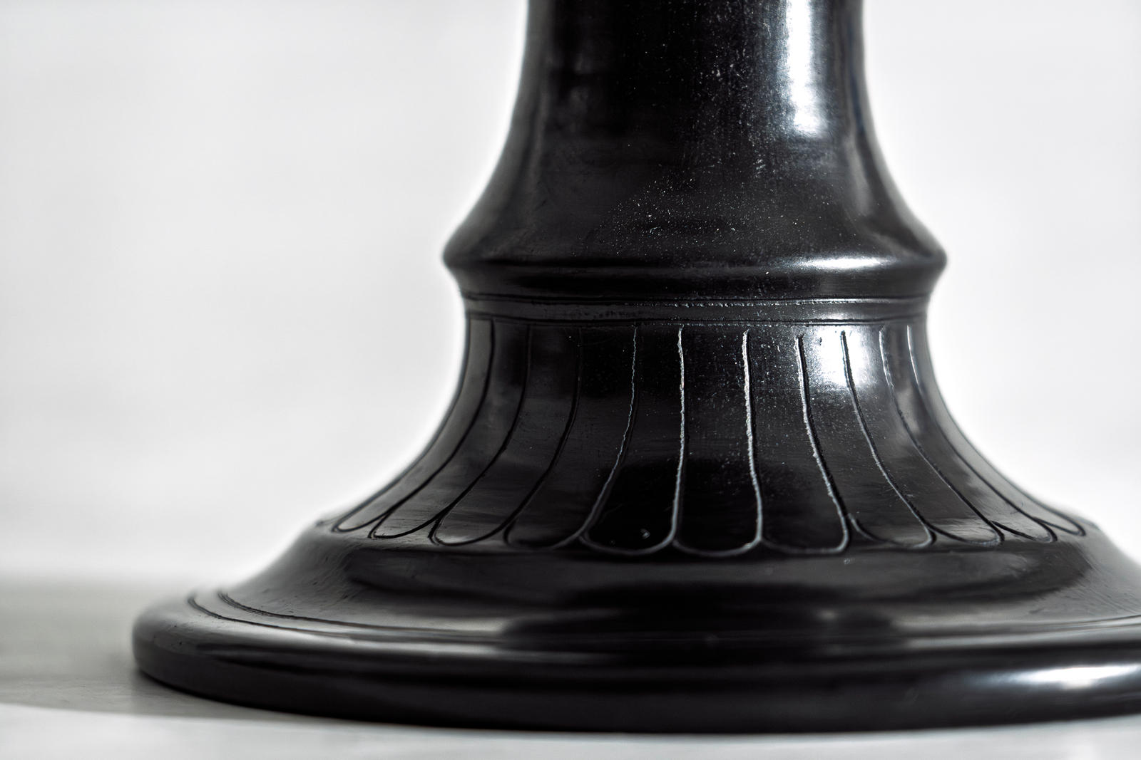 Ceramica in bucchero, fotografata su nero