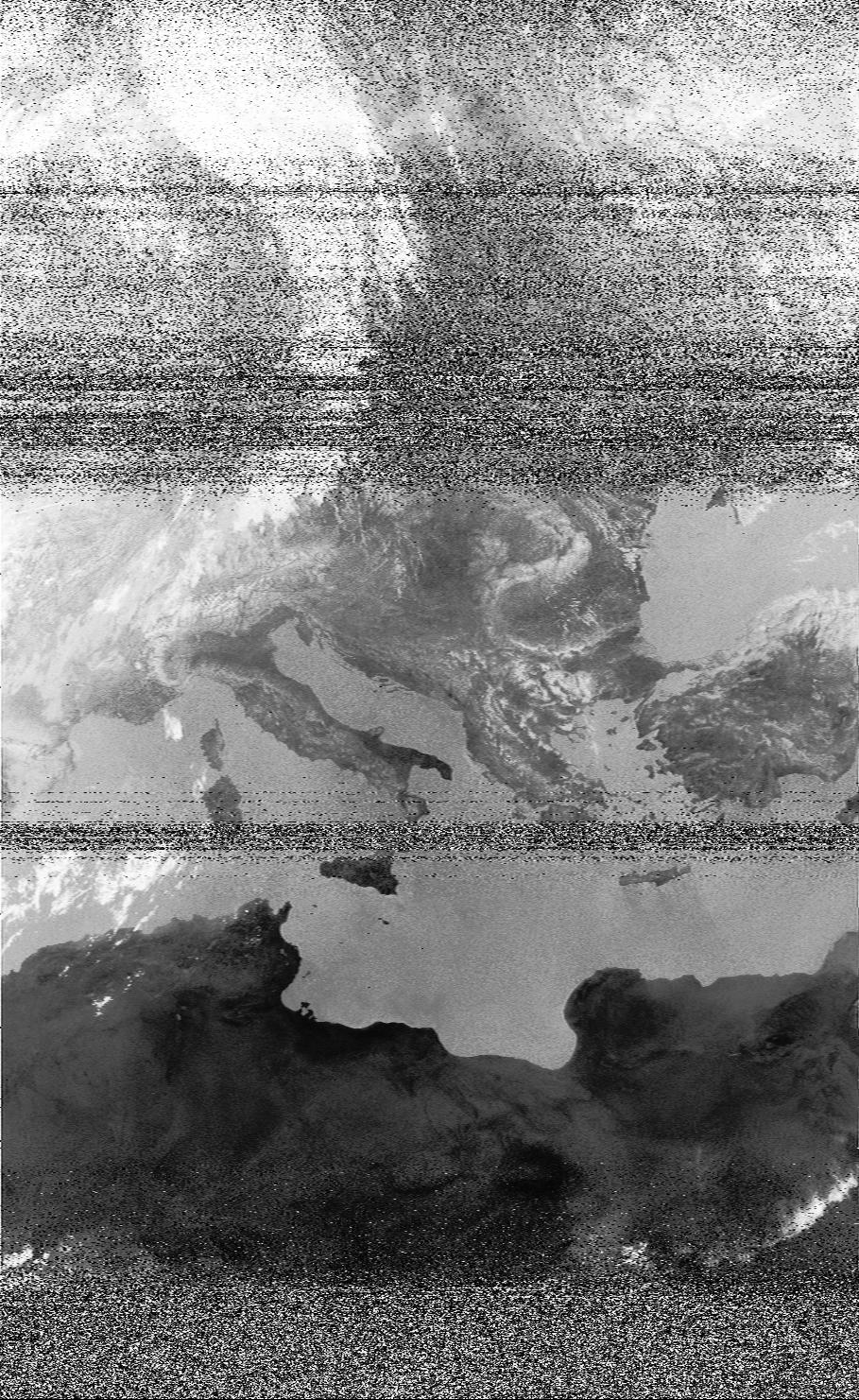 Passaggio in scala di grigi con la penisola italiana ben visibile sotto il rumore del segnale
