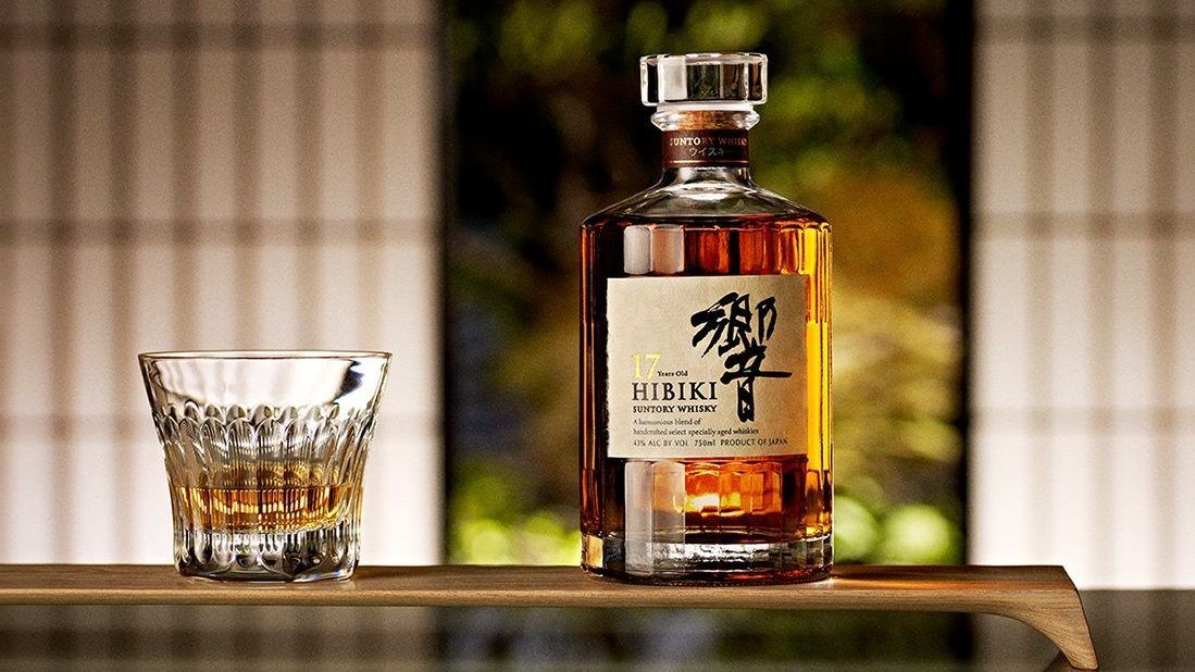 一杯響 Hibiki 威士忌與其精美的酒瓶陳列