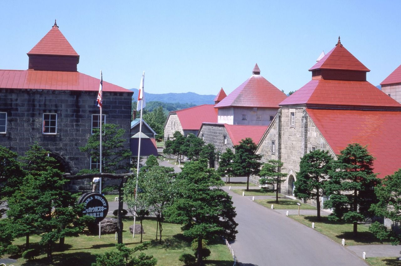 展示余市蒸餾所古樸建築與周圍自然景觀