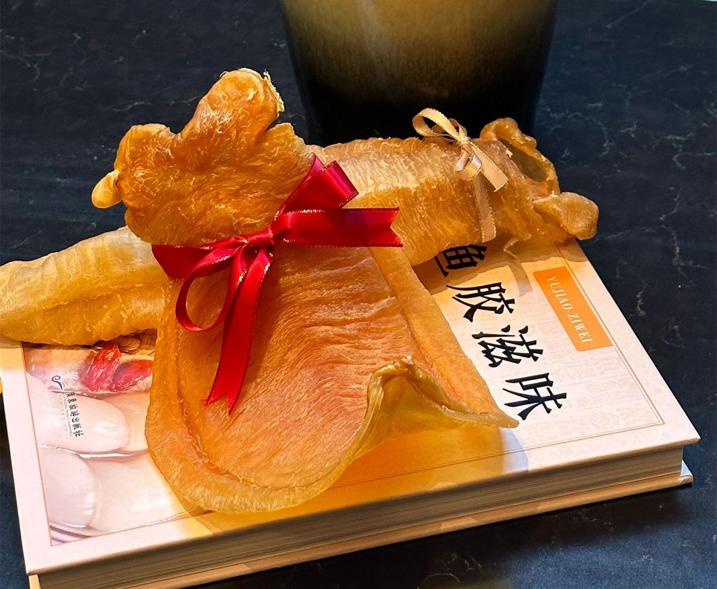 花膠、乾鮑、海參、燕窩等珍貴海味平鋪展示
