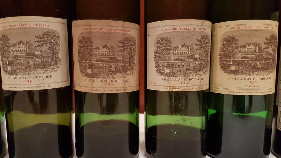不同年份的拉菲古堡經典酒標