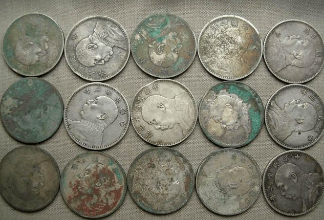 一疊展示著袁大頭頭像的古老銀元，象徵其收藏與回收價值