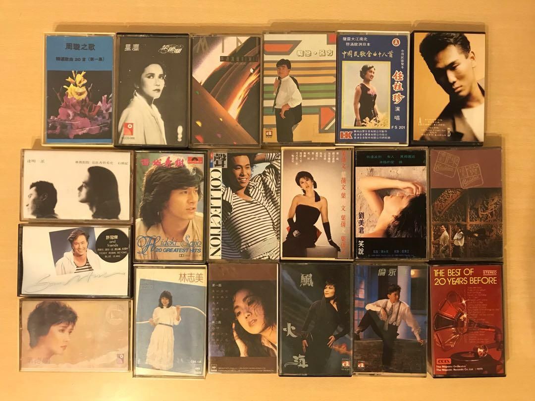 特寫一張正在播放的黑膠唱片，紋路清晰可見，充滿懷舊的生活美學