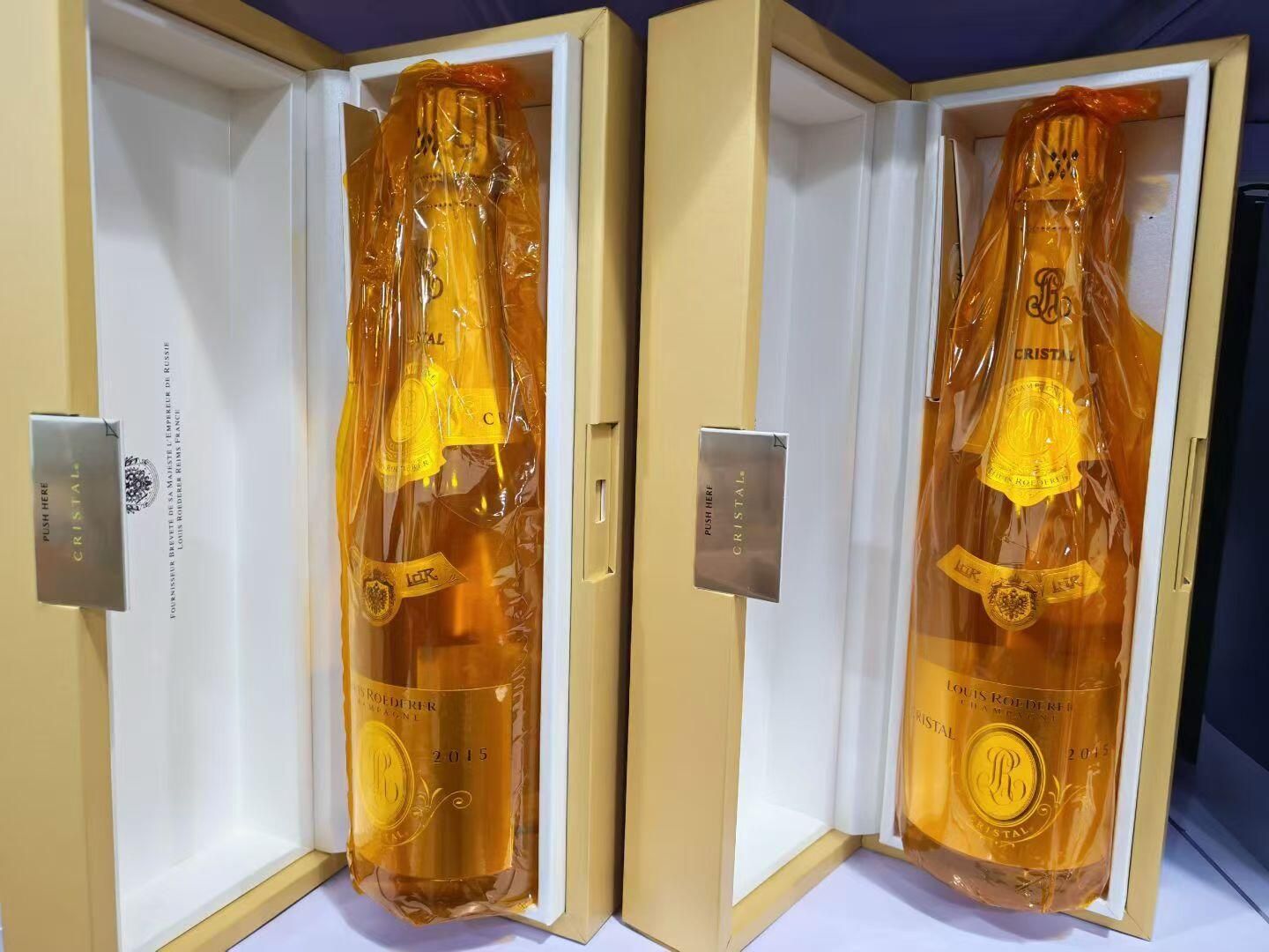 路易王妃水晶 Cristal 香檳透明瓶身與年份版收藏展示