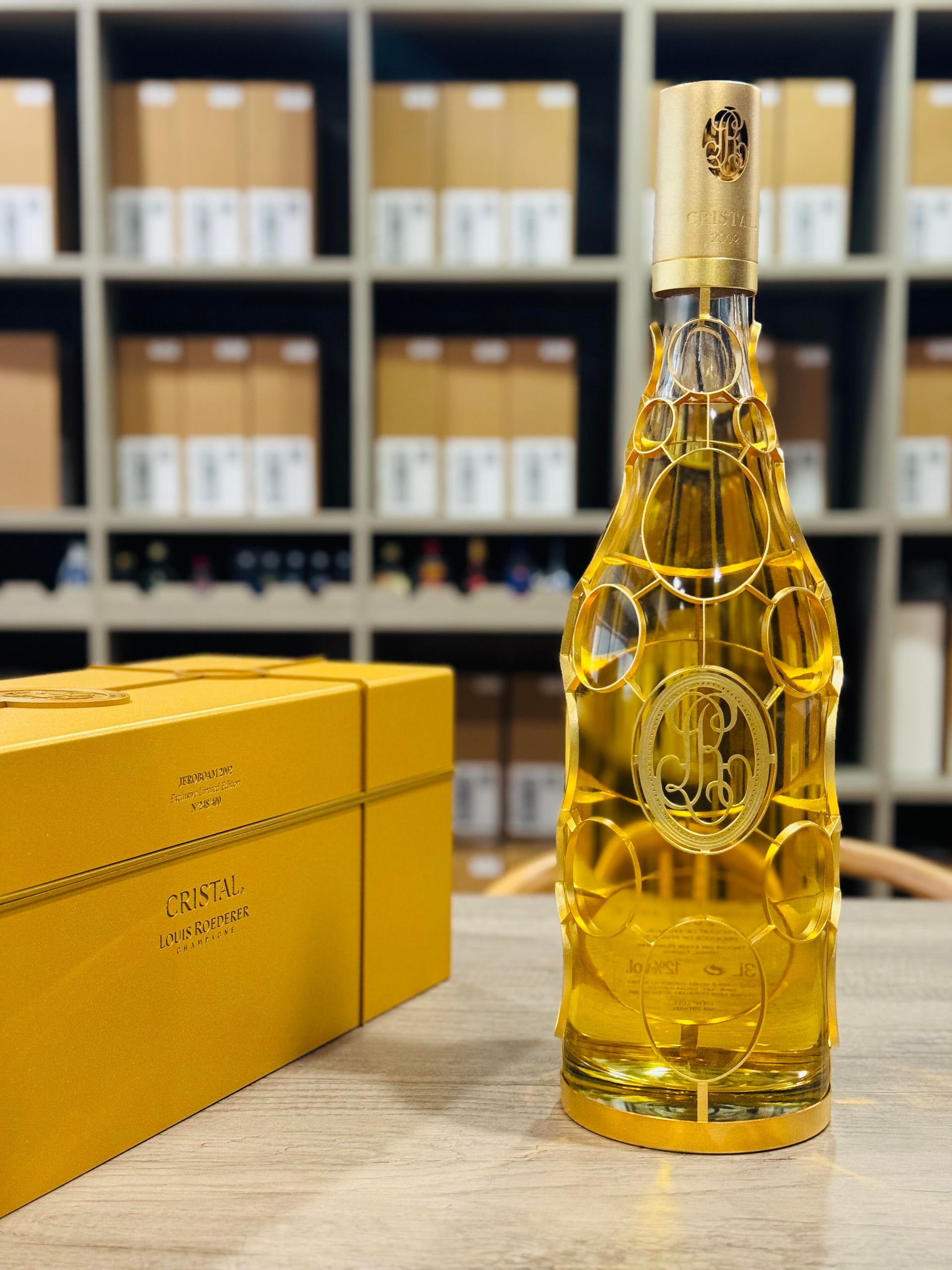 Cristal 2002 Orfèvres Gold Medallion Jeroboam 限量版展示意象