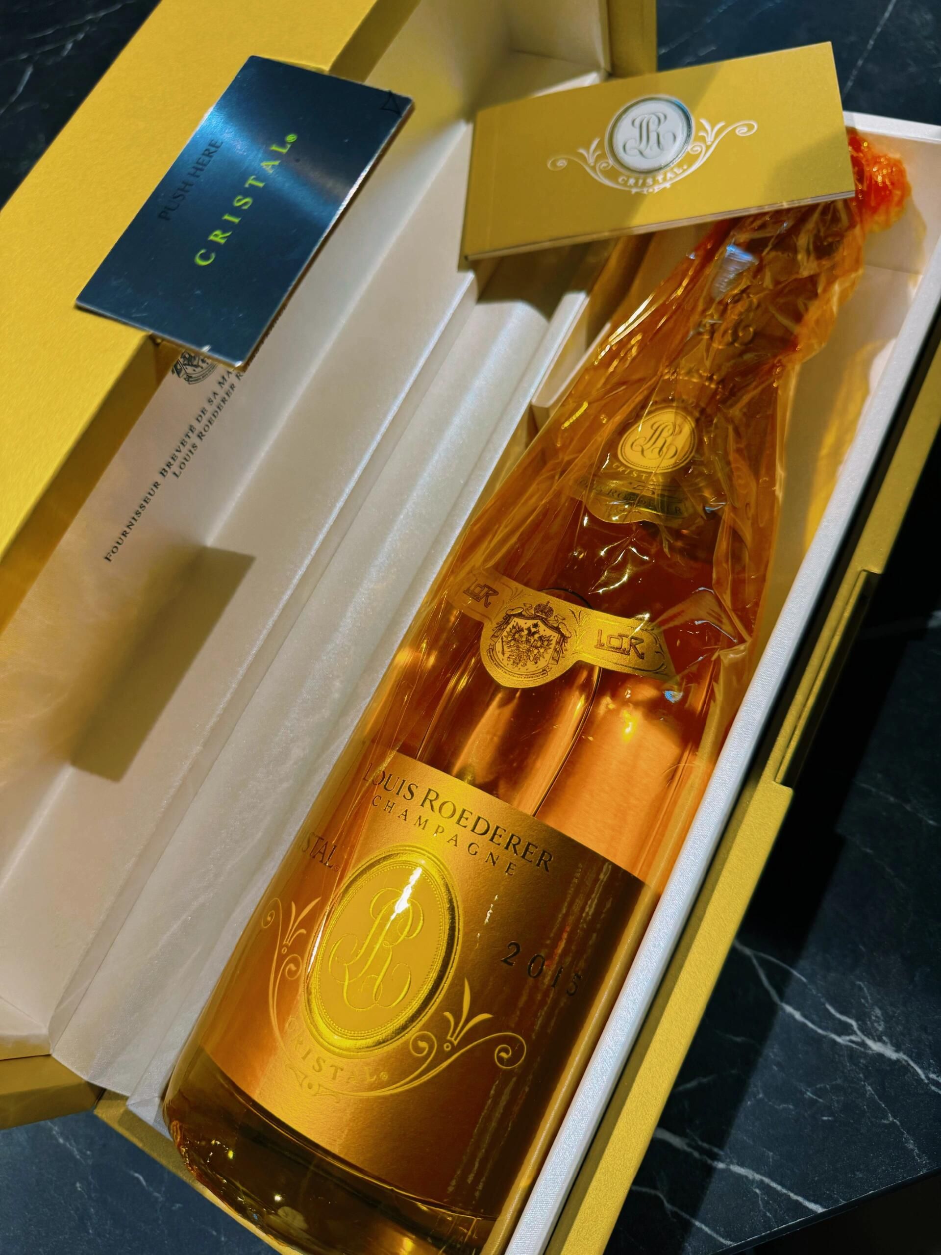Cristal 香檳原廠防 UV 玻璃紙、錫封與禮盒保存重點