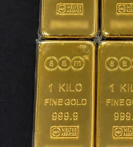 金條本體鋼印序號與封卡印刷序號並排核對，旁註 VERISCAN 與 BullionProtect