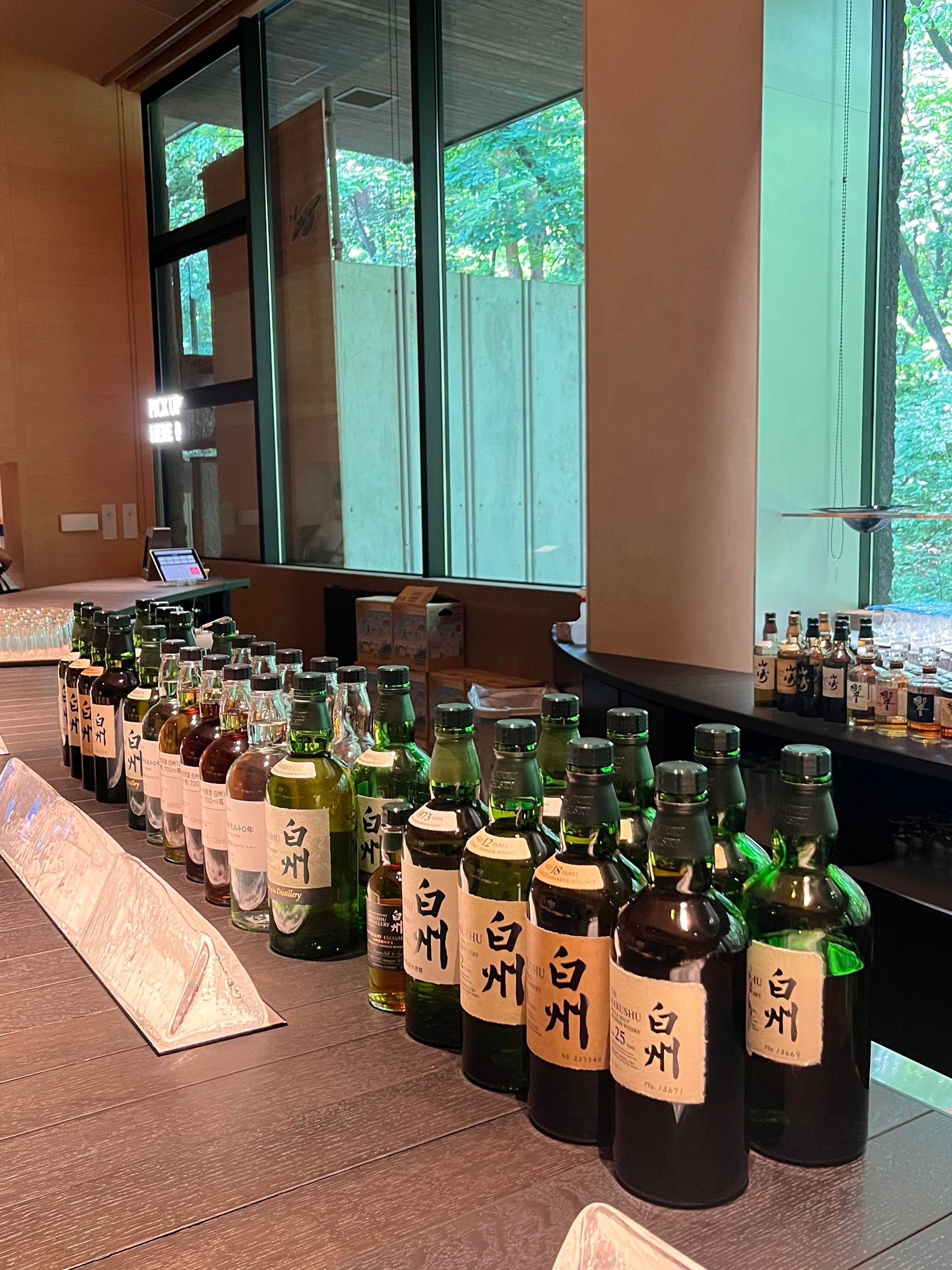 白州 Hakushu 12年、18年、25年與 Forestry 限量版收藏展示