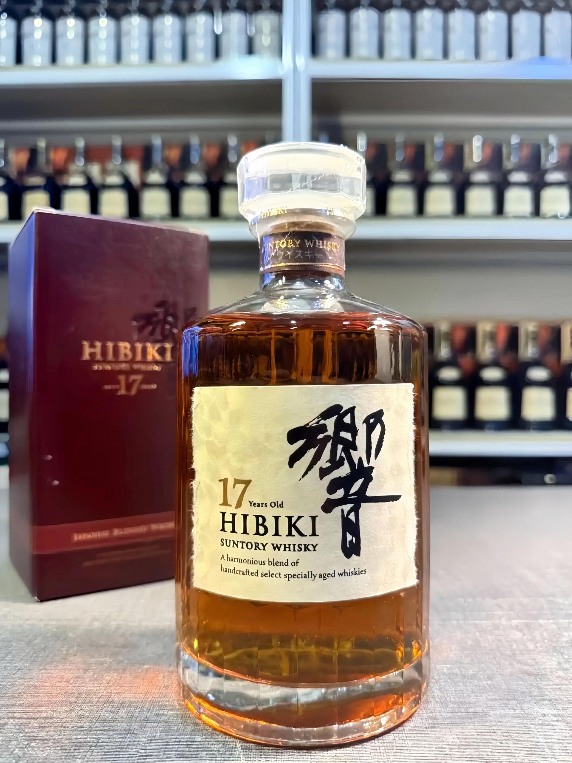 響 17 年與響 21 年舊版酒瓶封口酒標防偽及原盒對照