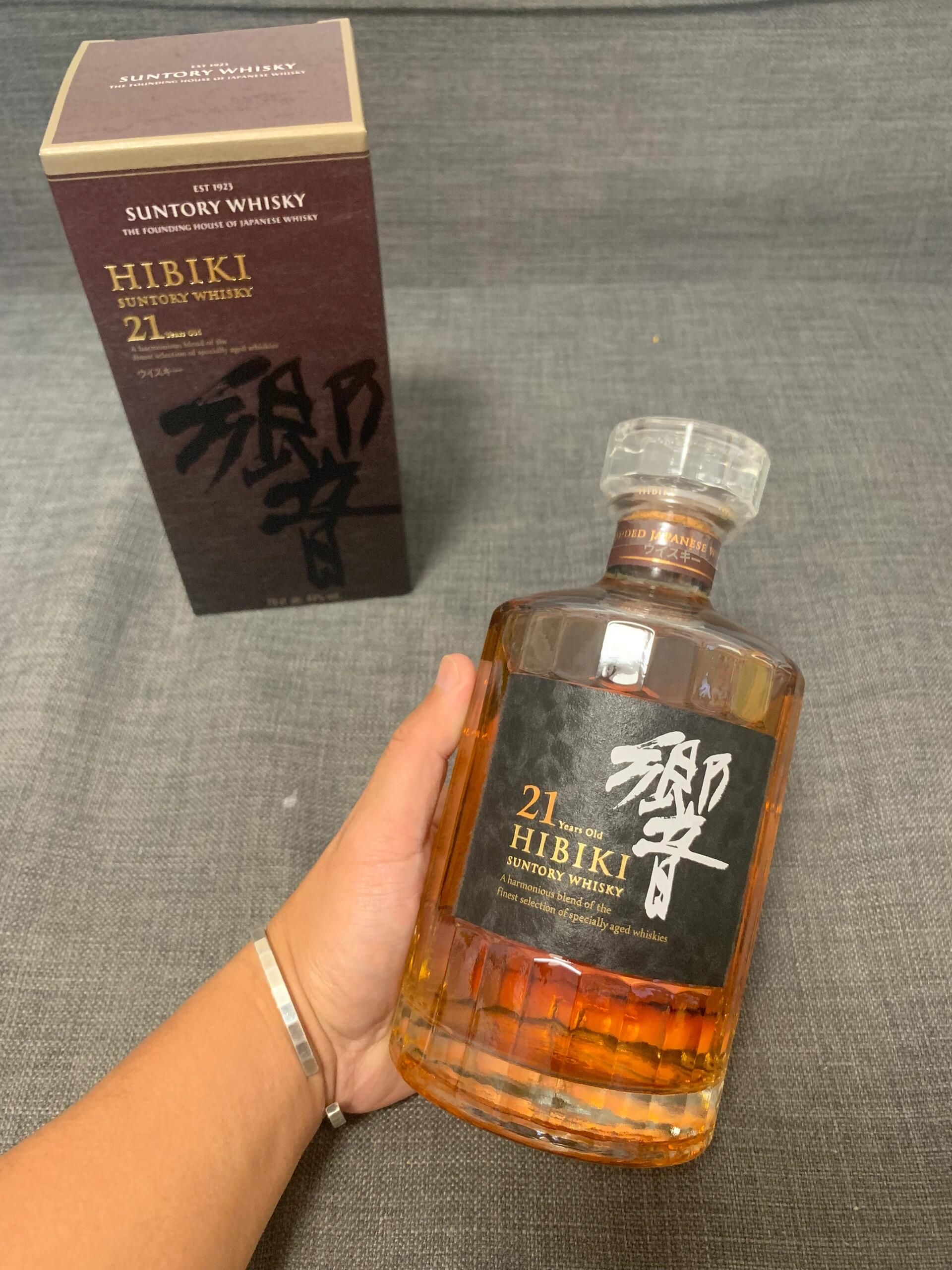 響威士忌 24 稜瓶身、封膜字體和越前和紙標籤檢查展示