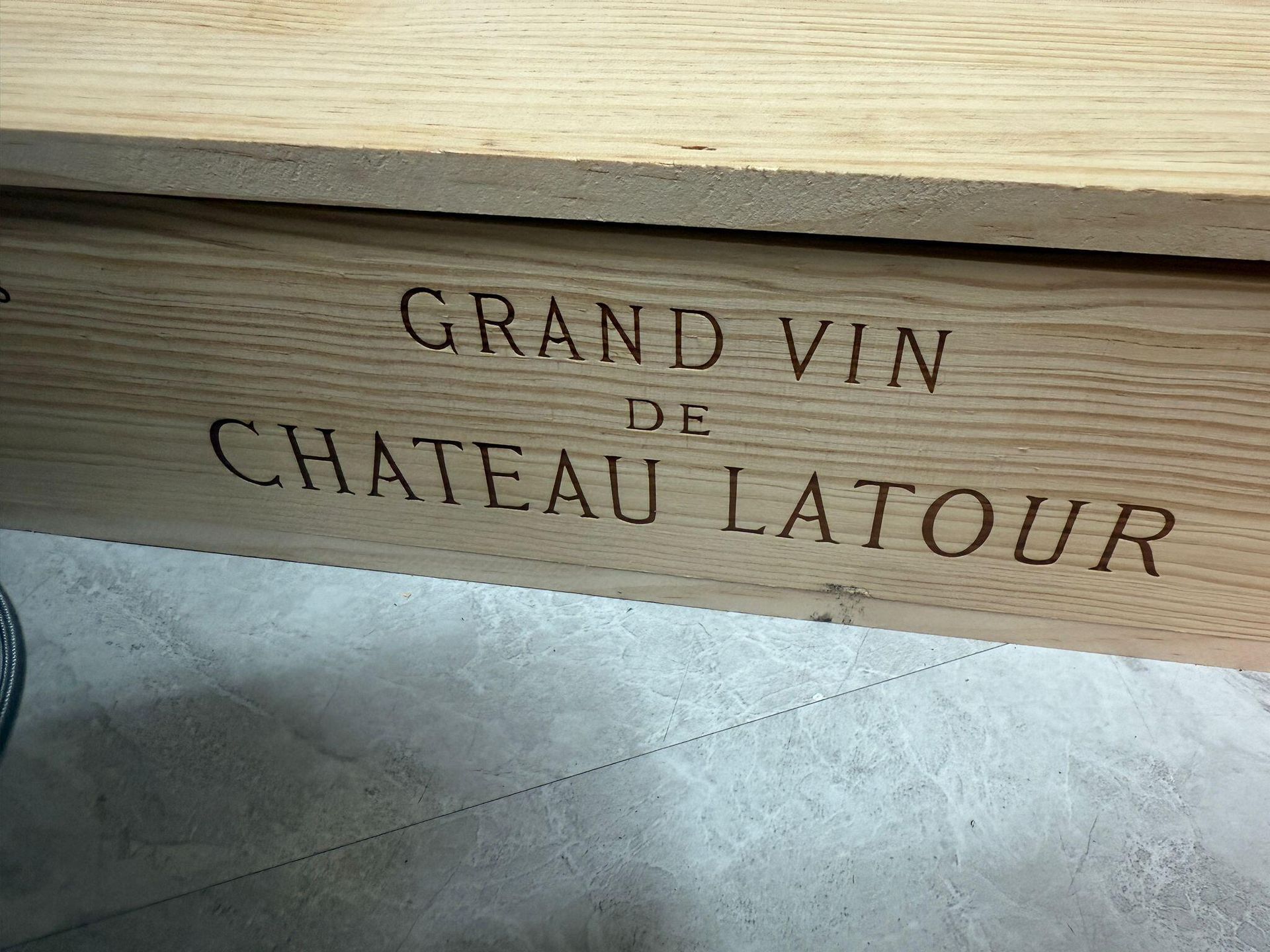 Latour 紅酒水位、酒標、封套與 Prooftag 防偽檢查展示