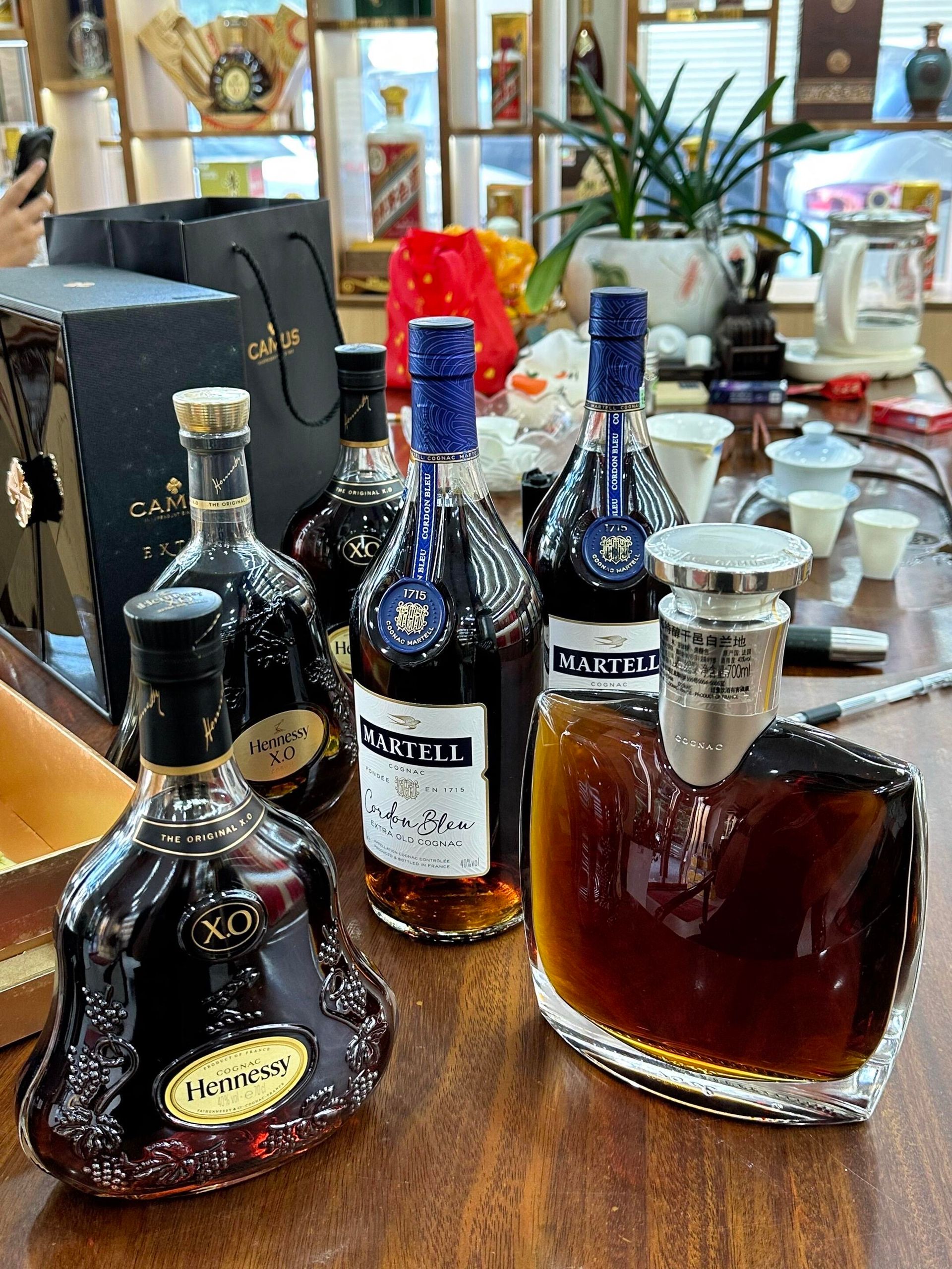 同一批名酒按 A01、A02 編號，將相同照片與清單同時交予三方報價