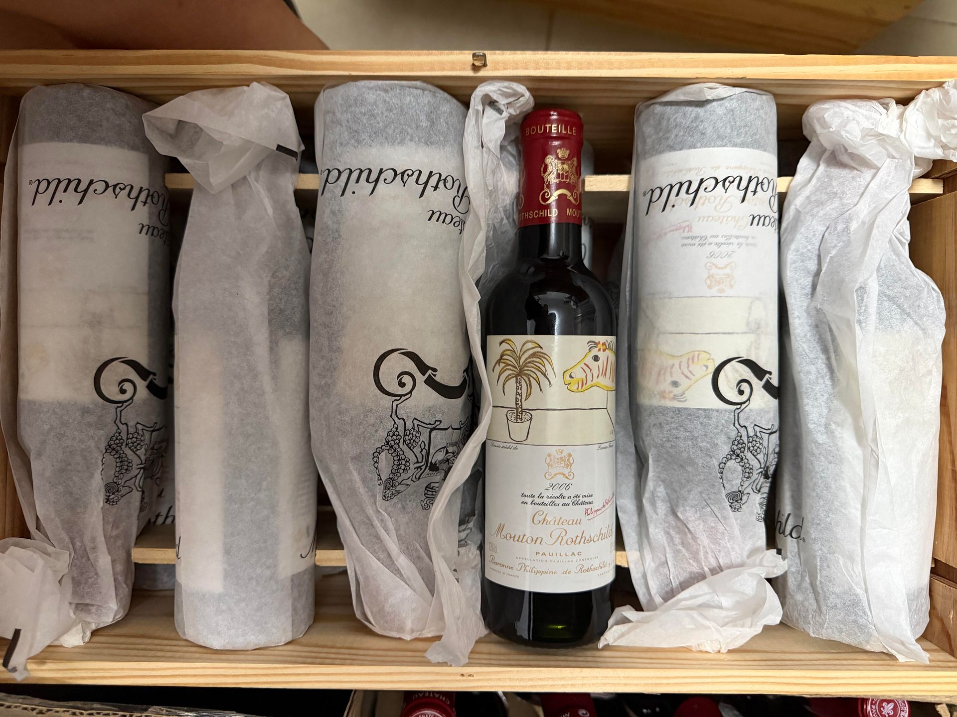 木桐 Château Mouton Rothschild 藝術酒標與原裝木箱保存估價示意