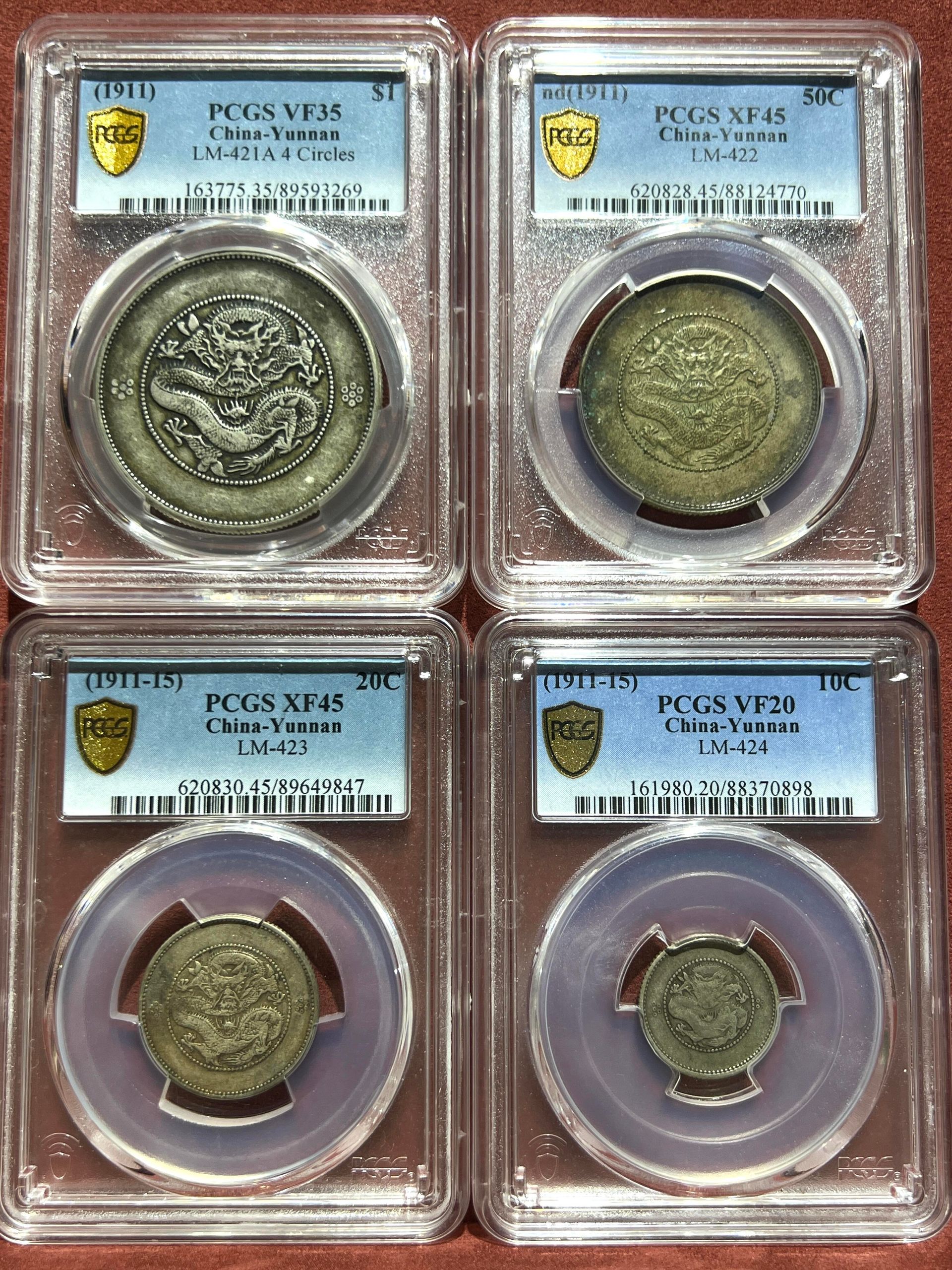 PCGS NGC 真實認證號遭複製到假標籤與假評級盒的風險示意