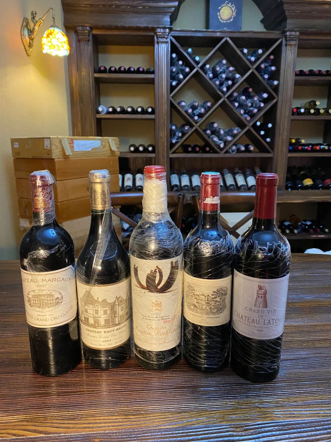 紅酒酒塞滲漏液位下降與高溫保存風險示意