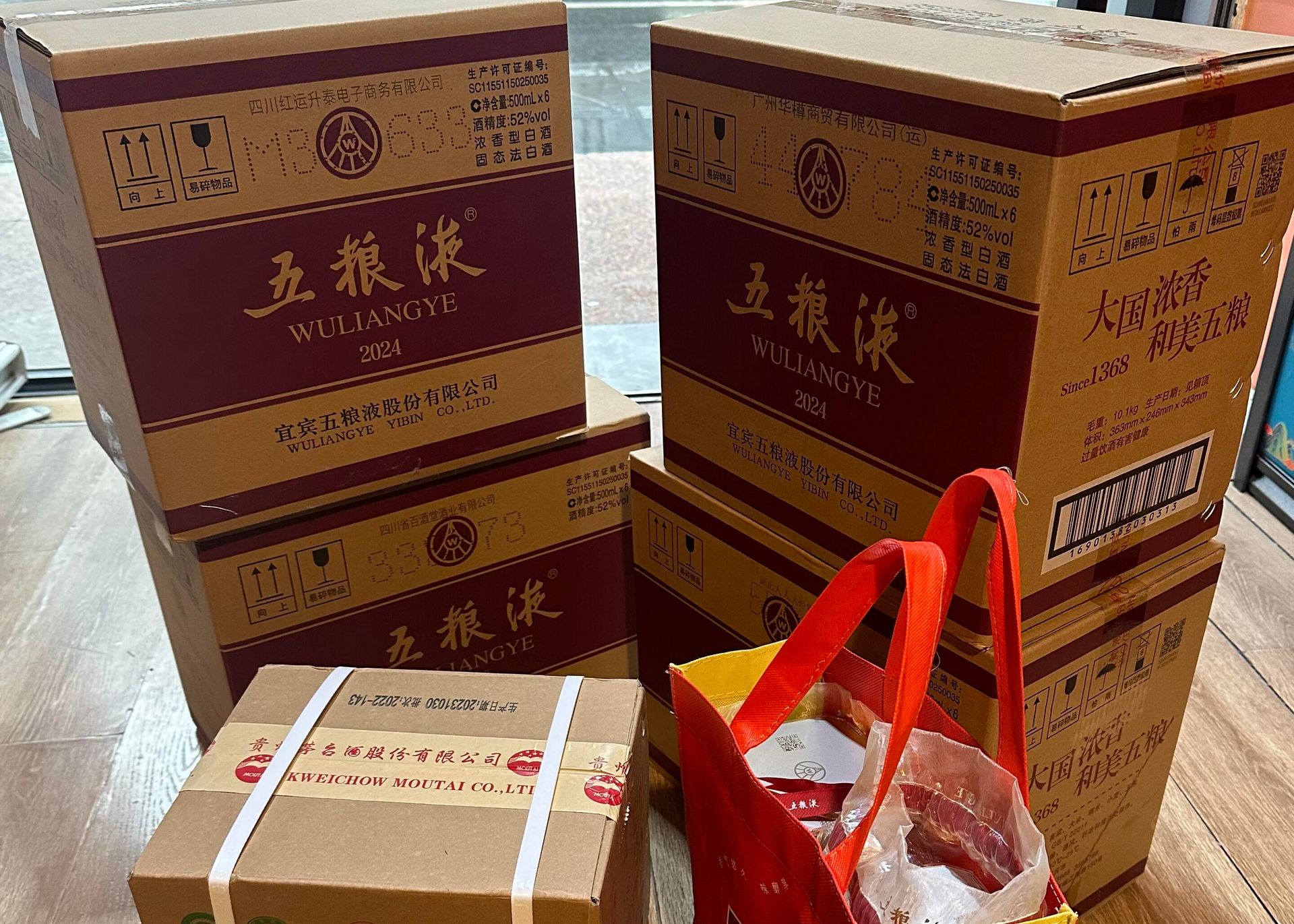 婚宴後將原箱未開瓶酒、曾冰鎮酒及貼囍字酒分組點算，旁邊保留購買單據