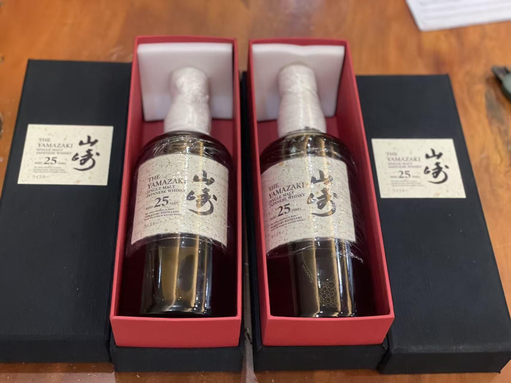 山崎 Yamazaki 與響 Hibiki 停產年份版、原盒與裸瓶收藏展示