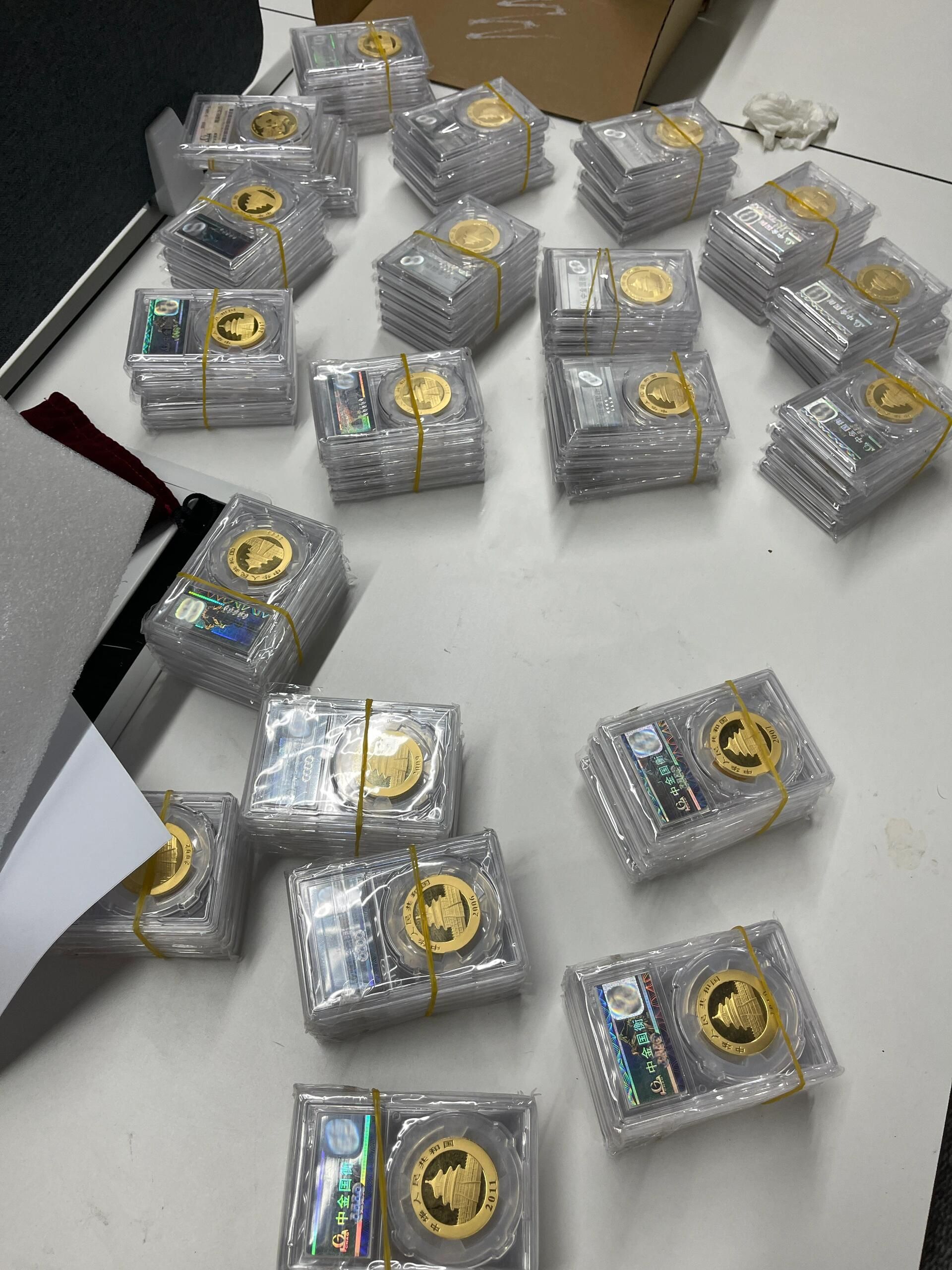 金幣整批整理與拍照示意