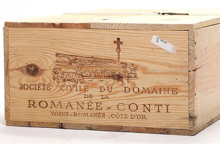 葡萄酒專家檢查 La Tâche 木箱封條