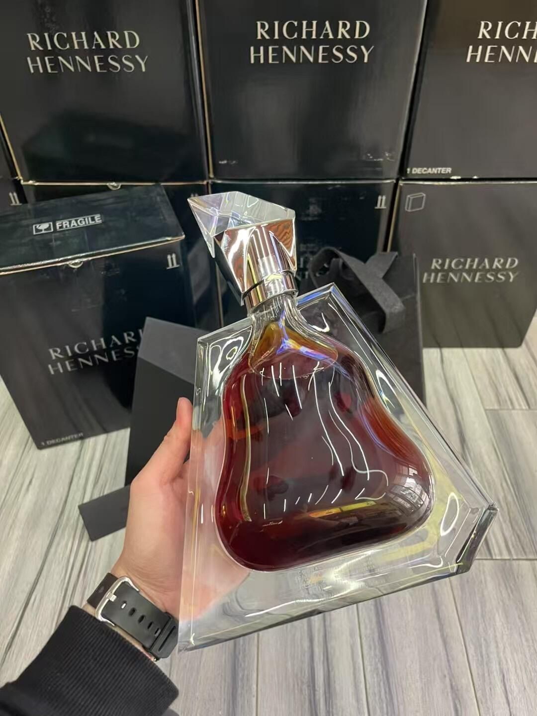 Richard Hennessy 水晶瓶裝頂級干邑與皮盒展示