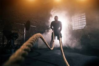 man tränar med på gymmet med rep och pulsklocka