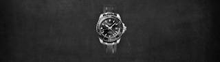 Longines HydroConquest med GMT svart armband mot svart bakgrund