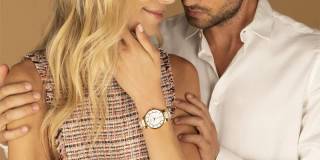 Certina DS-6-kollektionen av klockor. Denna kollektion kombinerar olika komponenter för att skapa perfekt harmoni. Med olika texturer och färger, precision i urverken, innovativa material och ett brett utbud av armband ger DS-6-kollektionen bärarna möjlighet att uttrycka sin egen stil på ett elegant sätt. En kollektion som erbjuder både stil och funktionalitet för den mode- och kvalitetsmedvetna individen.