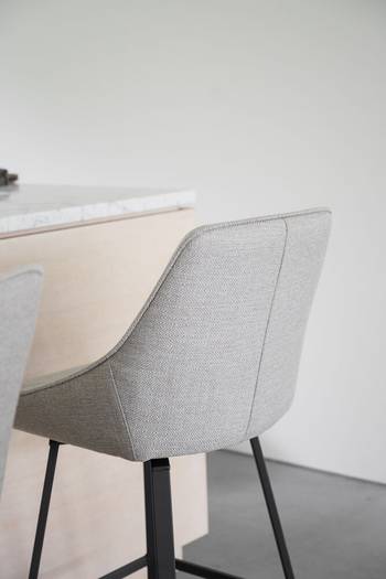 Alison barstol beige tyg/svarta metallben snurr, en produkt av hög kvalitet till bra pris från Ulfåsa möbler