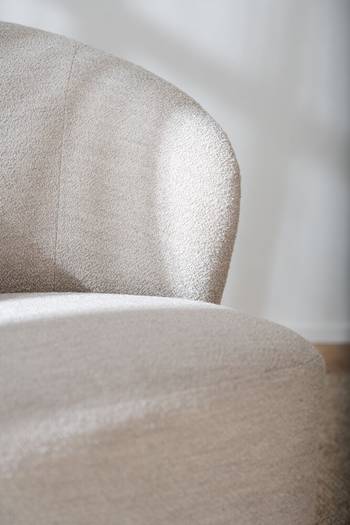 Roselawn fåtölj ljusbeige tyg snurr, en produkt av hög kvalitet till bra pris från Ulfåsa möbler