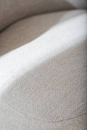 Roselawn fåtölj ljusbeige tyg snurr, en produkt av hög kvalitet till bra pris från Ulfåsa möbler