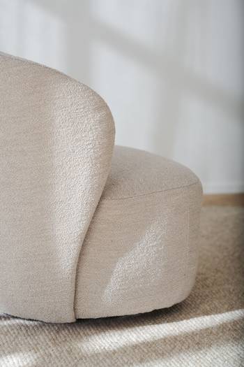 Roselawn fåtölj ljusbeige tyg snurr, en produkt av hög kvalitet till bra pris från Ulfåsa möbler